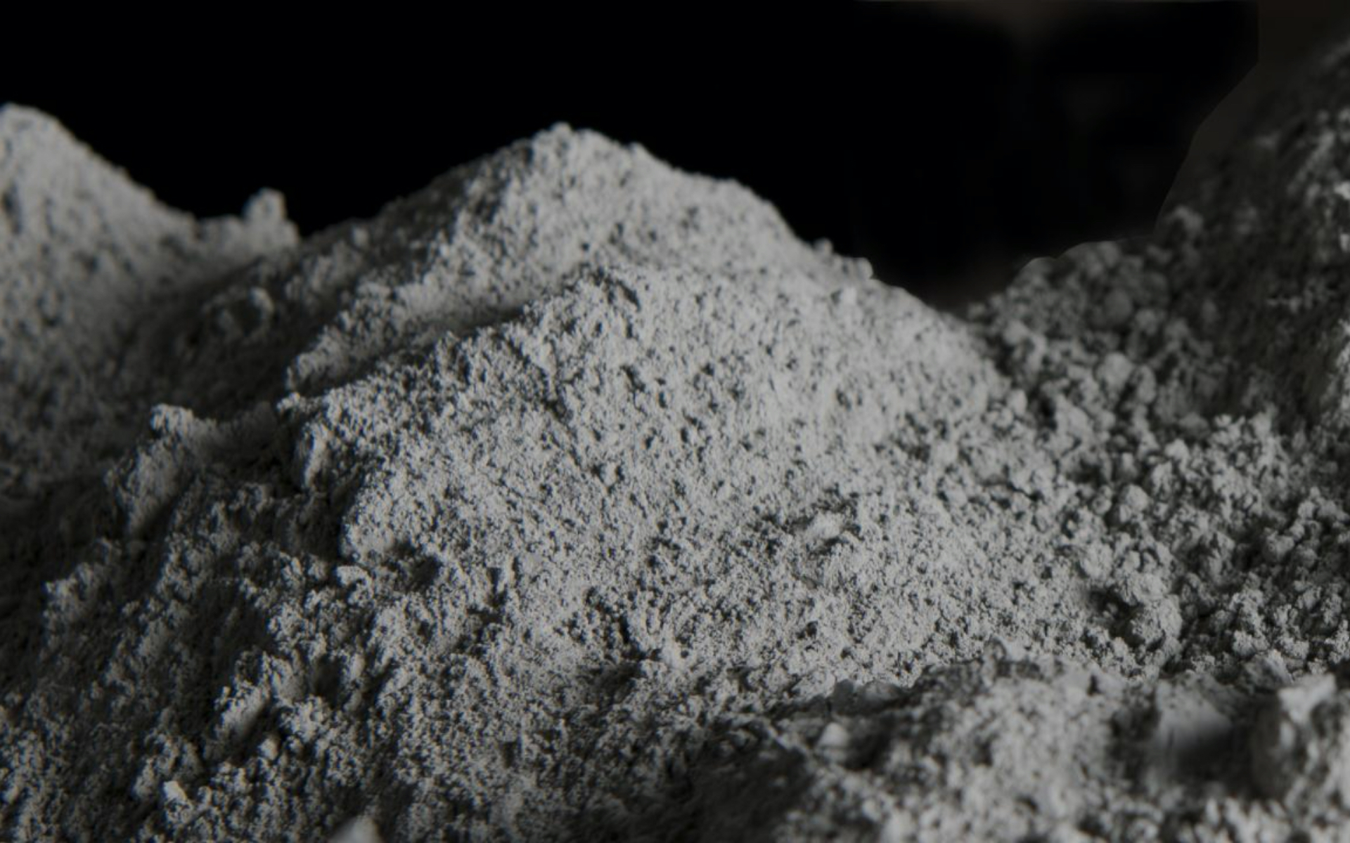 Черное вяжущее вещество для заливки крыши. Цемент рассыпной. Цемент сыпучий. Цементная пыль. Цементное сырье.
